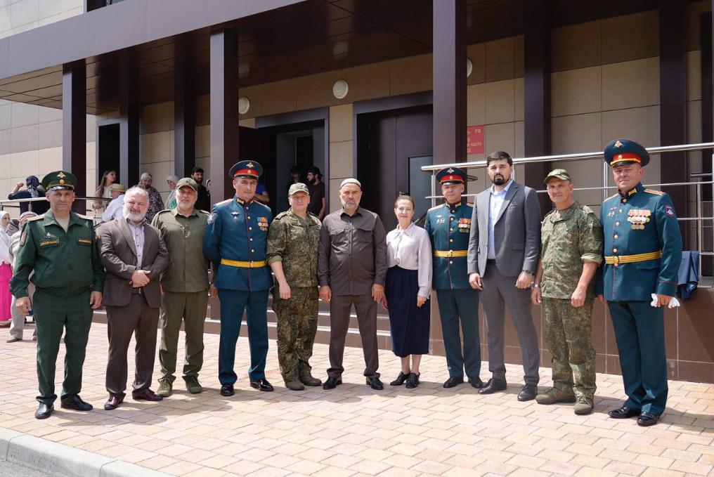 От торжественных слов к армейскому быту: экскурсия ректора ИнгГУ в военную часть состоялась после Военной присяги