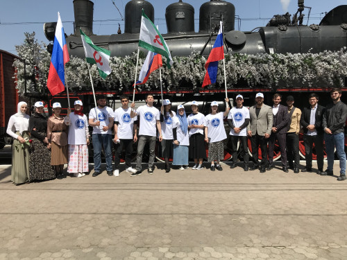 Студенты ИнгГУ встретили ретро-поезд "Победа"