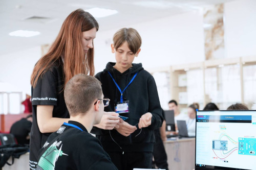 Участники Хакатона «TechTrek Hackathon» в течение нескольких дней проходили образовательные программы, включая интенсивы по технологиям интернета вещей.